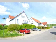 Titelbild für Die moderne 2-Zimmer-Wohnung liegt im Dachgeschoss eines gepflegten Mehrfamilienhauses in