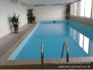 Titelbild für Diese moderne gehobene Wohnung bietet viele Extras und ist in