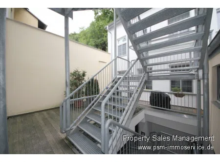 Lichthof mit Treppenhaus und Blick auf Hinterhaus