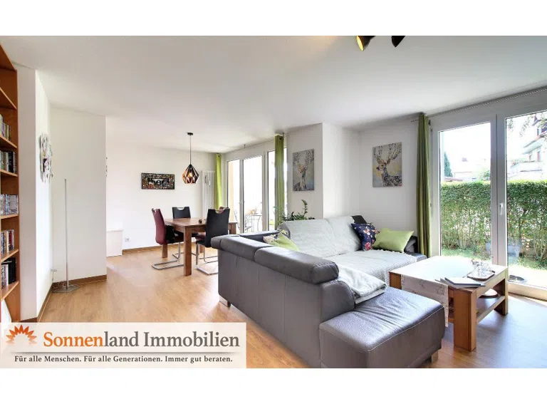 Wohnzimmer mit viel Fensterflächen