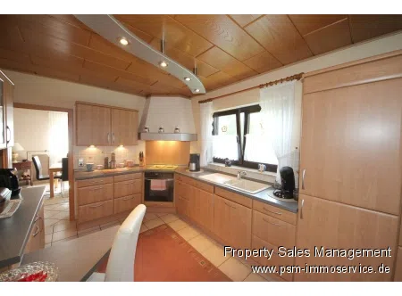 Küche mit Einbauküche