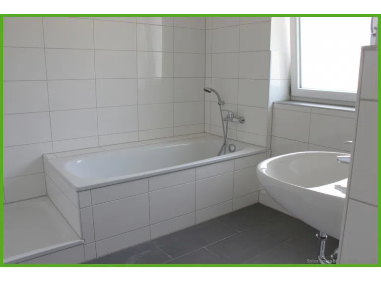 Bad m. Wanne u. Dusche