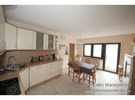 Wohnküche mit Einbauküche