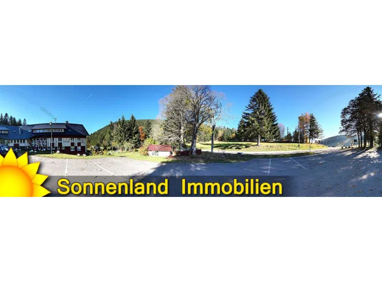 großer Parkplatz vor dem Hotel