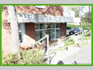 Titelbild für Hier steht ein als Café betriebenes Restaurant, im Erdgeschoss eines