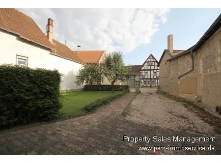 Blick in Hof und Garten