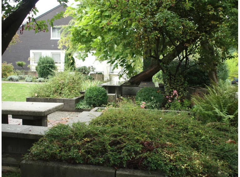 grün angelegte Sitzplätze (2)