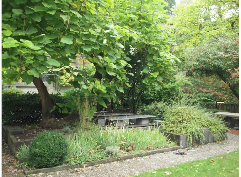 grün angelegte Sitzplätze