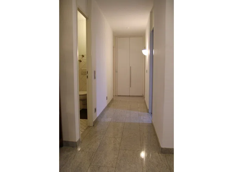 zu den Schlafzimmern+Bädern