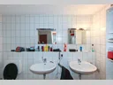 Badezimmer mit Wanne und Fenster 1