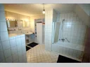 Badezimmer mit Wanne und Fenster 2Foto_95898