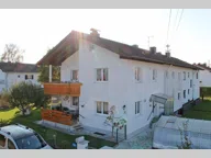 Titelbild für Inmitten des ruhigen Krugzeller Wohngebiets liegt dieses Zweifamilienhaus, bestehend aus