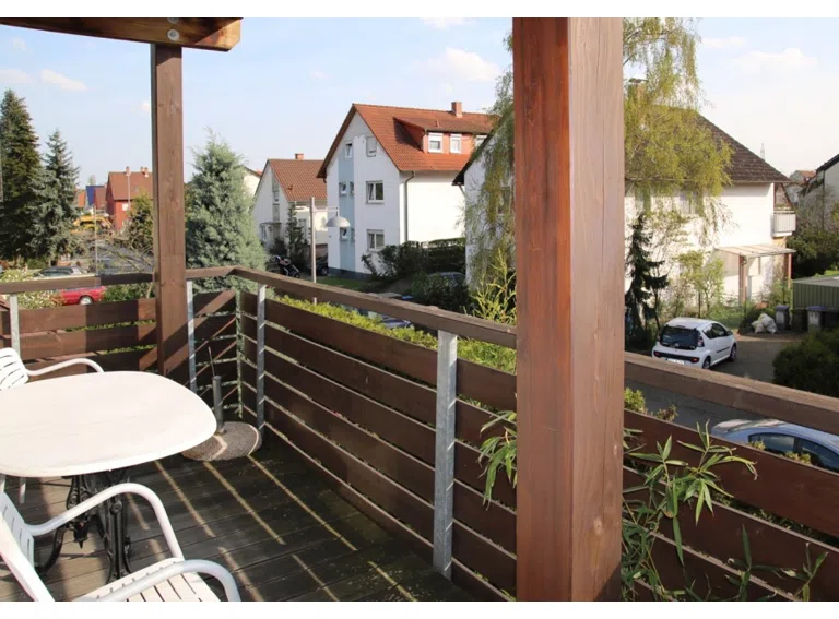 Balkon nach links blickend