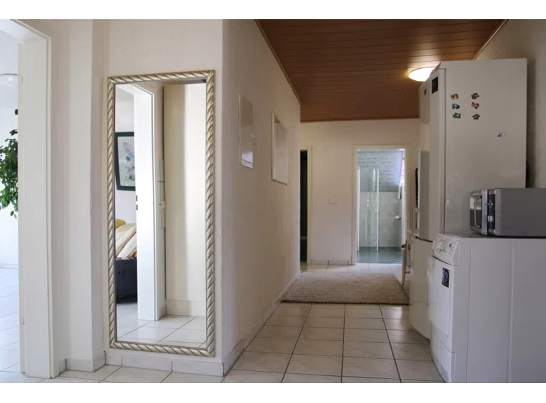 Küche Blick zu den Bädern