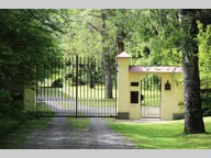 Titelbild für Alle Infos unter: www.die-immoprofis.com/go/ip-ae-1562 Über eine alt eingewachsene und beleuchtete