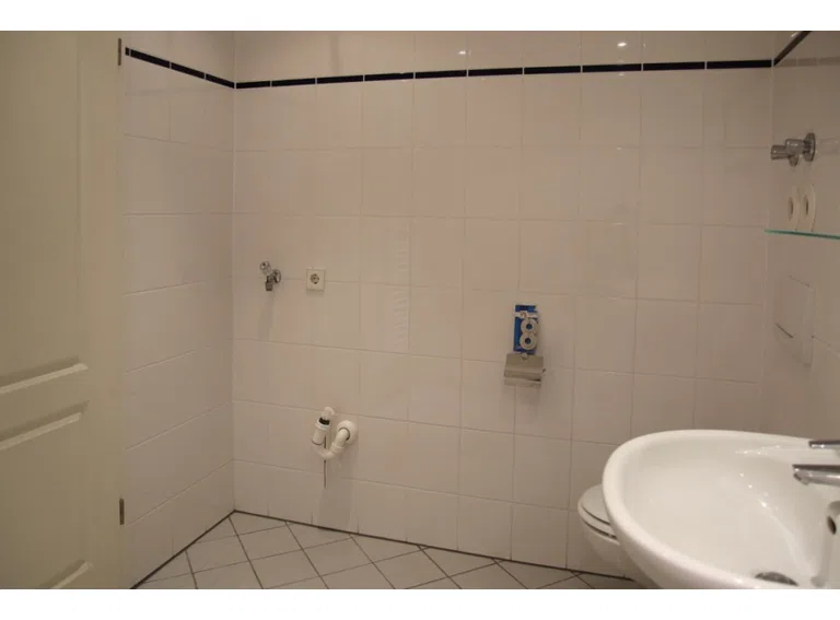 Wannenbad mit Waschmaschinenplatz