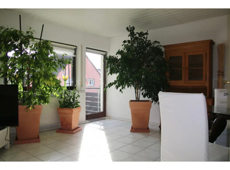 Wohnzimmer mit Balkon