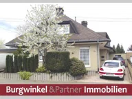 Titelbild für Schon von außen verspricht dieses hell verklinkerte Zuhause allerhöchste Wohnkultur